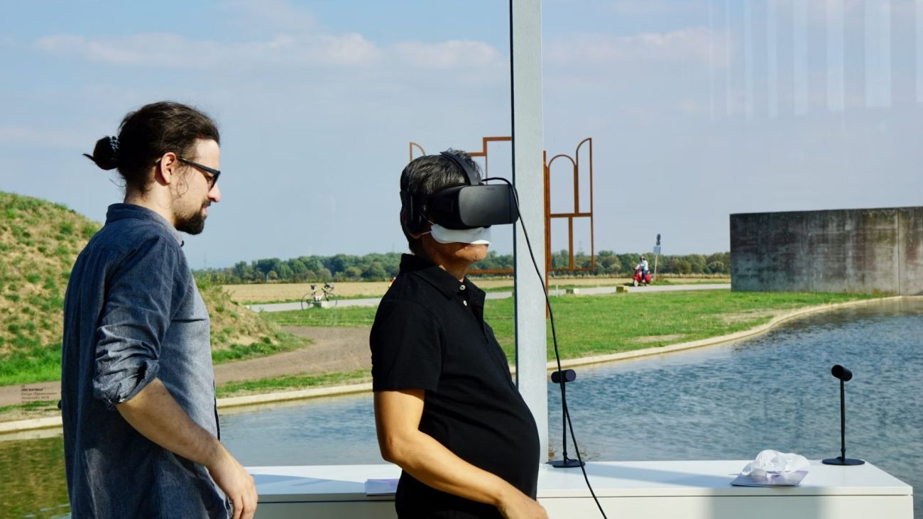 applications-of-augmented-reality-transforming-industries-1300x731.jpg